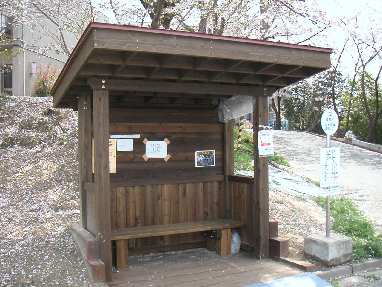 木製バス停留所